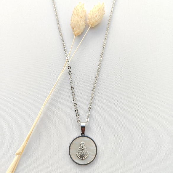 Gargantilla Virgen del Rocío de acero plateado de nácar redonda