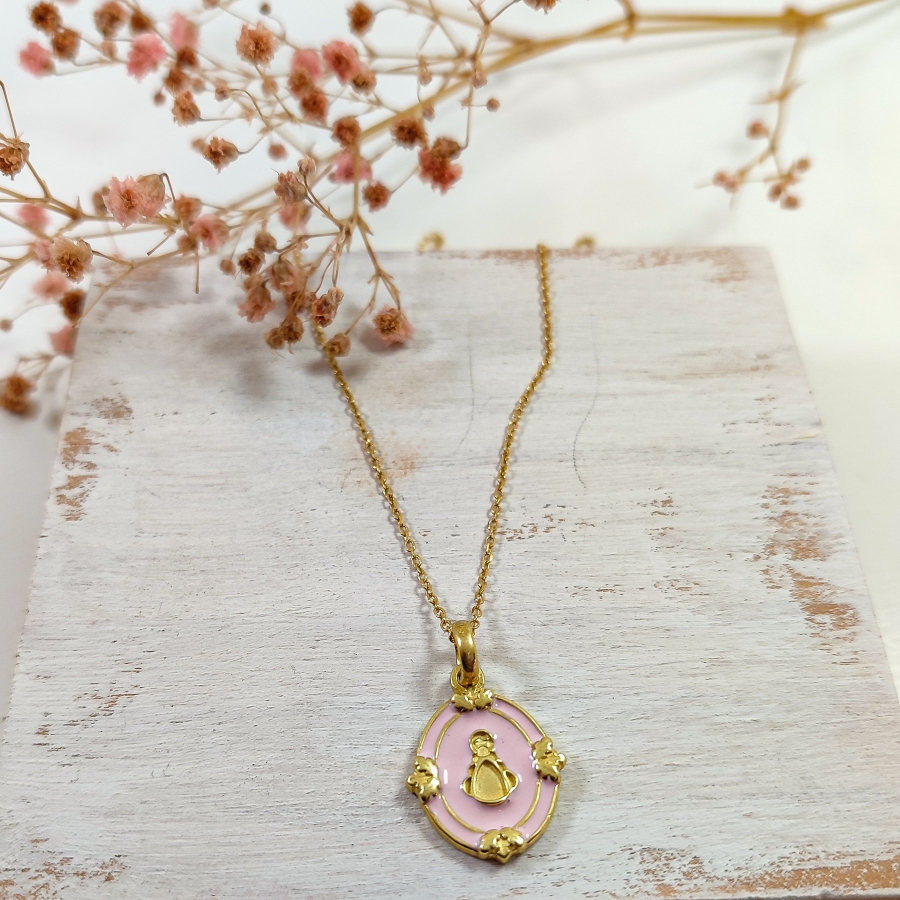 Gargantilla Baño Oro silueta Virgen Rocío en marco ovalado esmaltado rosa bebe