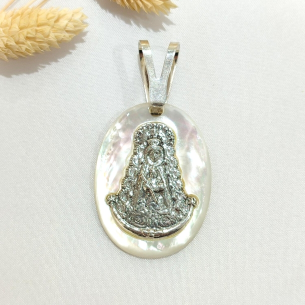 Medalla ovalada de nácar...