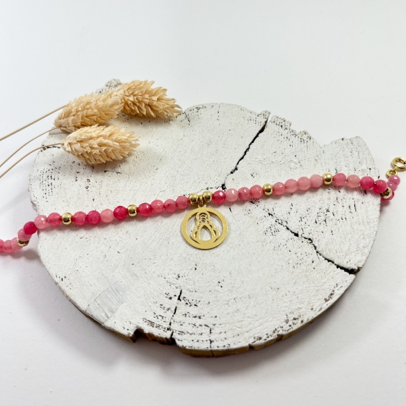 Pulsera piedras facetadas fucsia y silueta redonda 1,5cm virgen Rocio, baño oro
