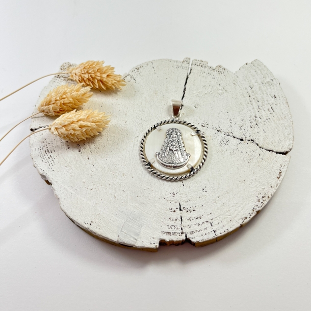 Medalla nácar con ribete...