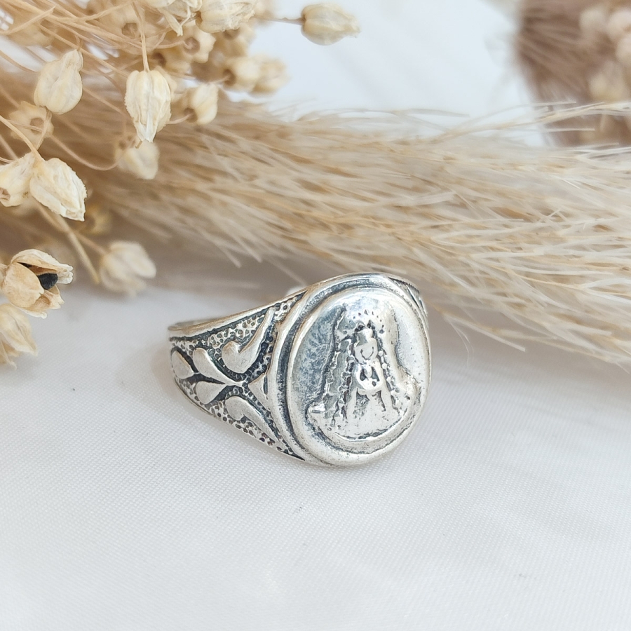 Anillo sello ovalada, plata labrada flor de lis y Virgen Rocío