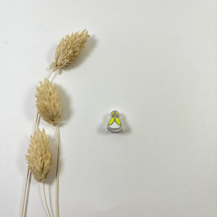 Charm pastora esmaltada amarillo flúor plata