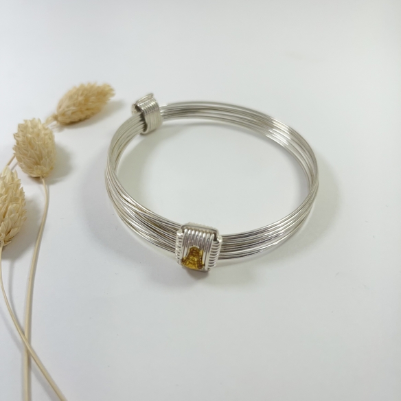 Pulsera hilos de plata con nudos y Virgen Rocío bañada en oro.