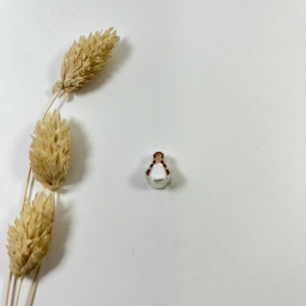 Charm reina rojo plata