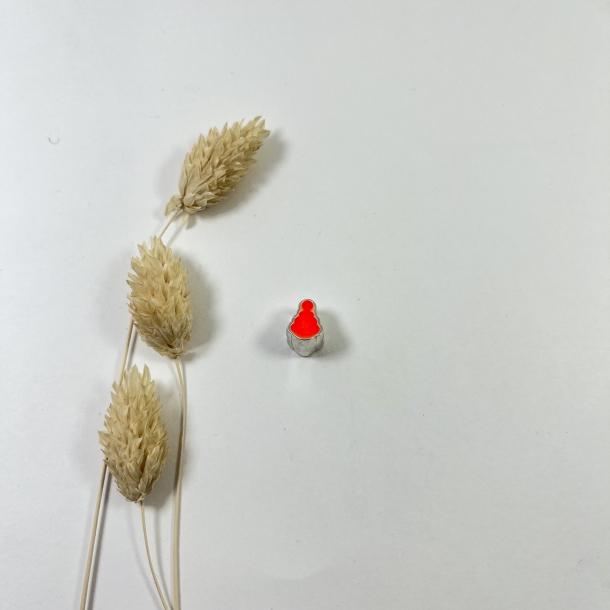 Charm silueta naranja flúor...