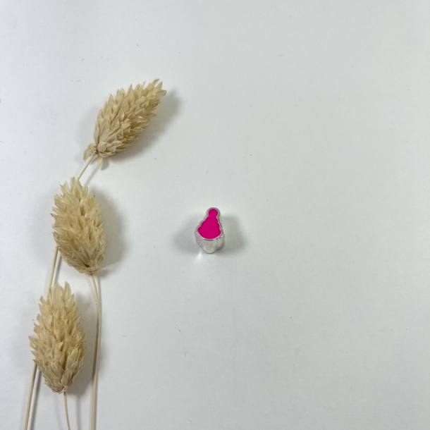 Charm silueta rosa flúor plata