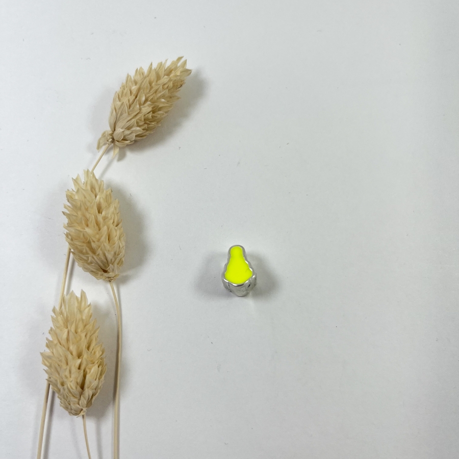 Charm silueta amarillo flúor plata