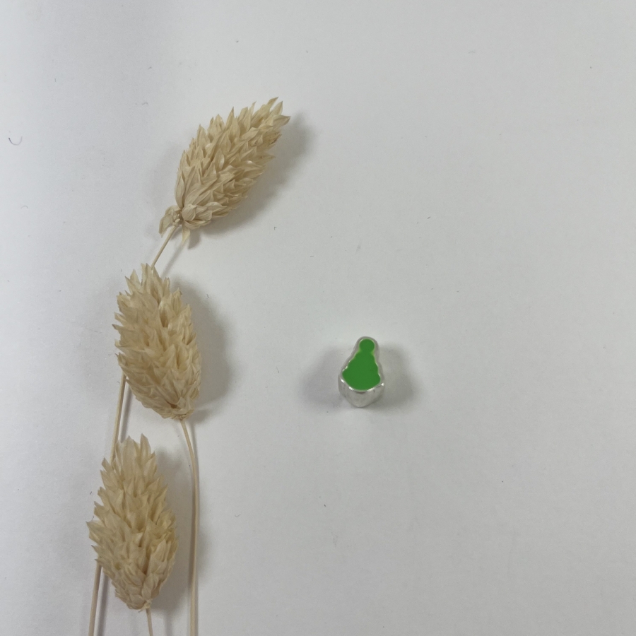 Charm silueta verde flúor plata
