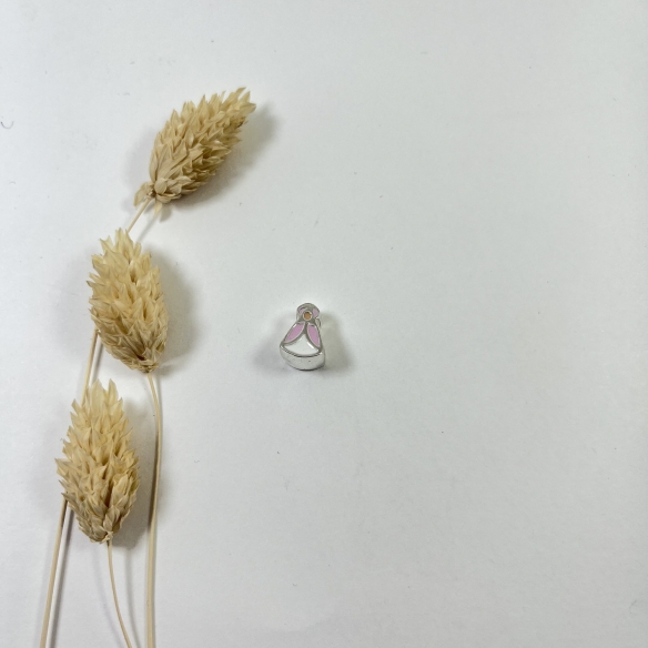 Charm Pastora Virgen del Rocío esmaltada rosa bebé y blanco