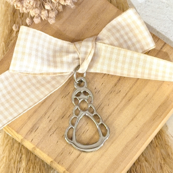 Medalla cuna silueta acero  4cm y lazo cuadros