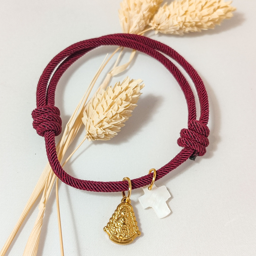 Pulsera de cuerda granate con cruz de nácar y Virgen del Rocío de acero