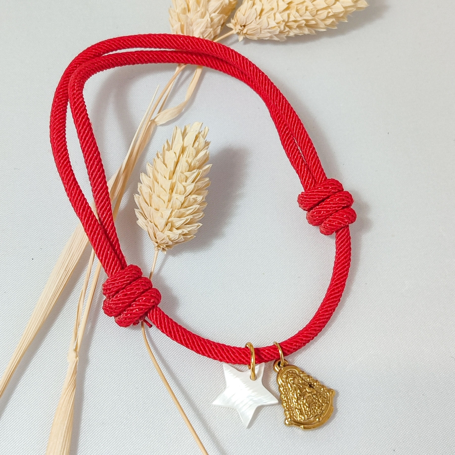 Pulsera de cuerda roja con cruz de nácar y Virgen del Rocío de acero