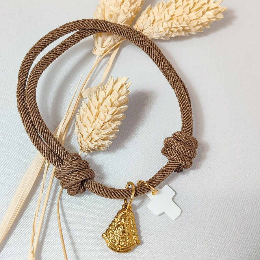 Pulsera de cuerda marrón con cruz de nácar y Virgen del Rocío de acero