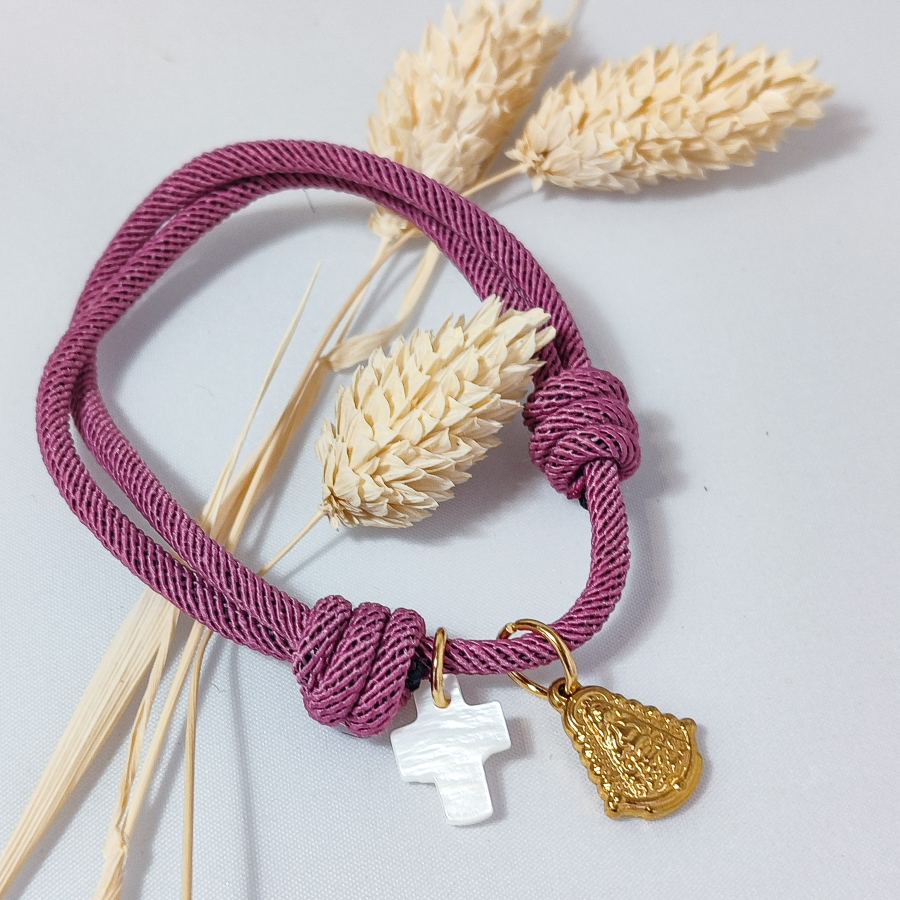 Pulsera de cuerda rosa empolvado con cruz de nácar y Virgen del Rocío de acero