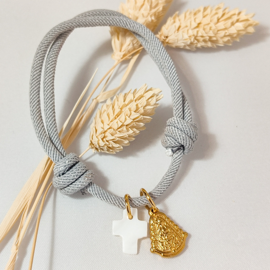 Pulsera de cuerda gris con cruz de nácar y Virgen del Rocío de acero