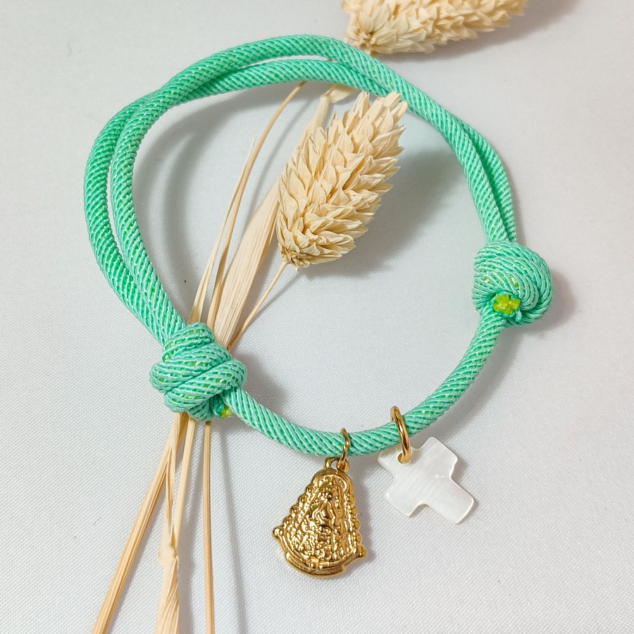 Pulsera de cuerda verde agua con cruz de nácar y Virgen del Rocío de acero