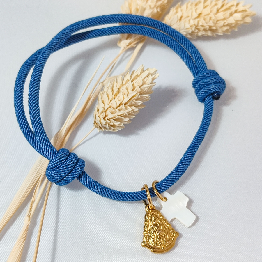 Pulsera de cuerda azul con cruz de nácar y Virgen del Rocío de acero