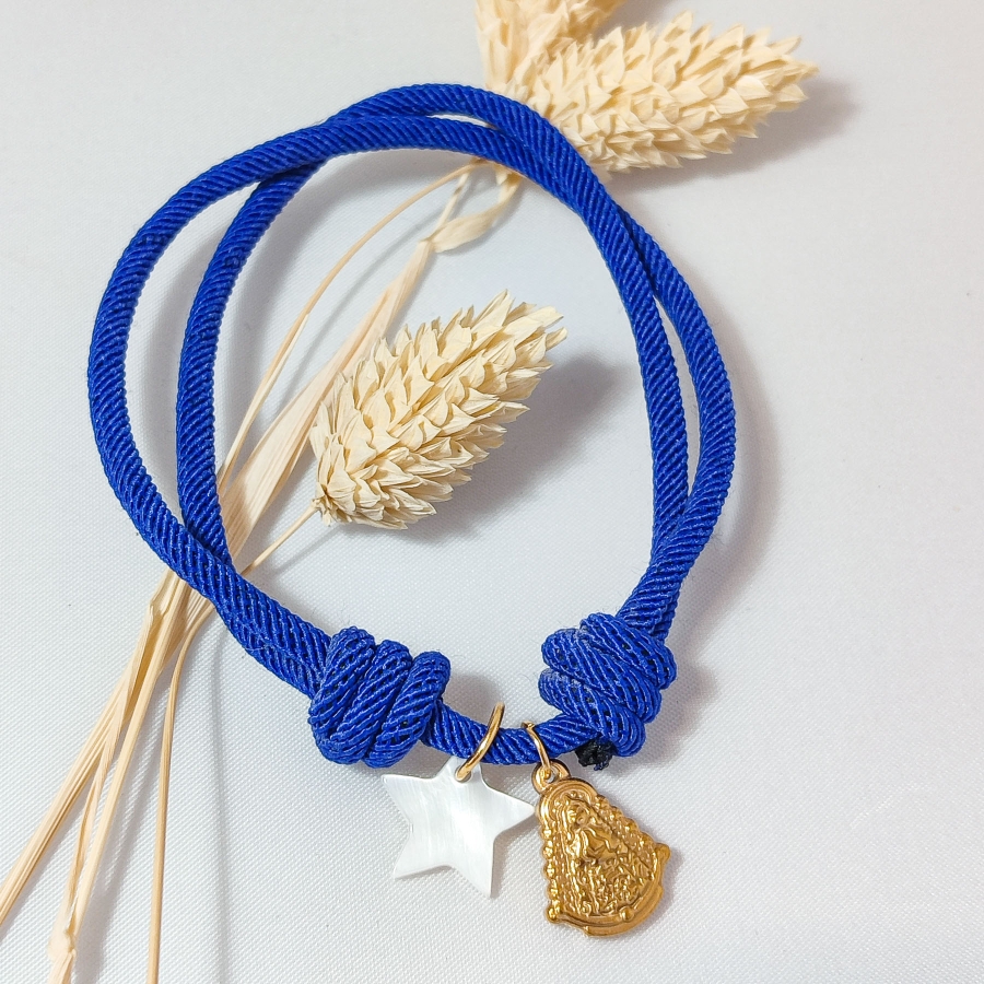 Pulsera de cuerda azul eléctrico con cruz de nácar y Virgen del Rocío de acero