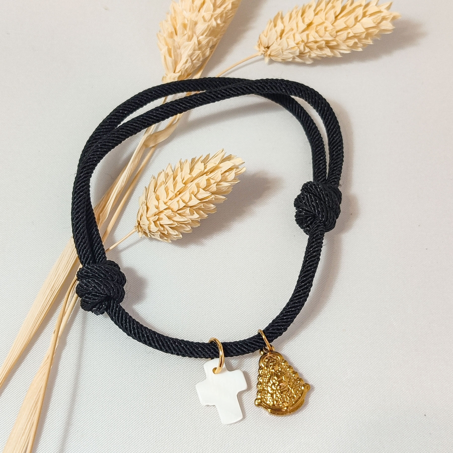 Pulsera de cuerda negra con cruz de nácar y Virgen del Rocío de acero