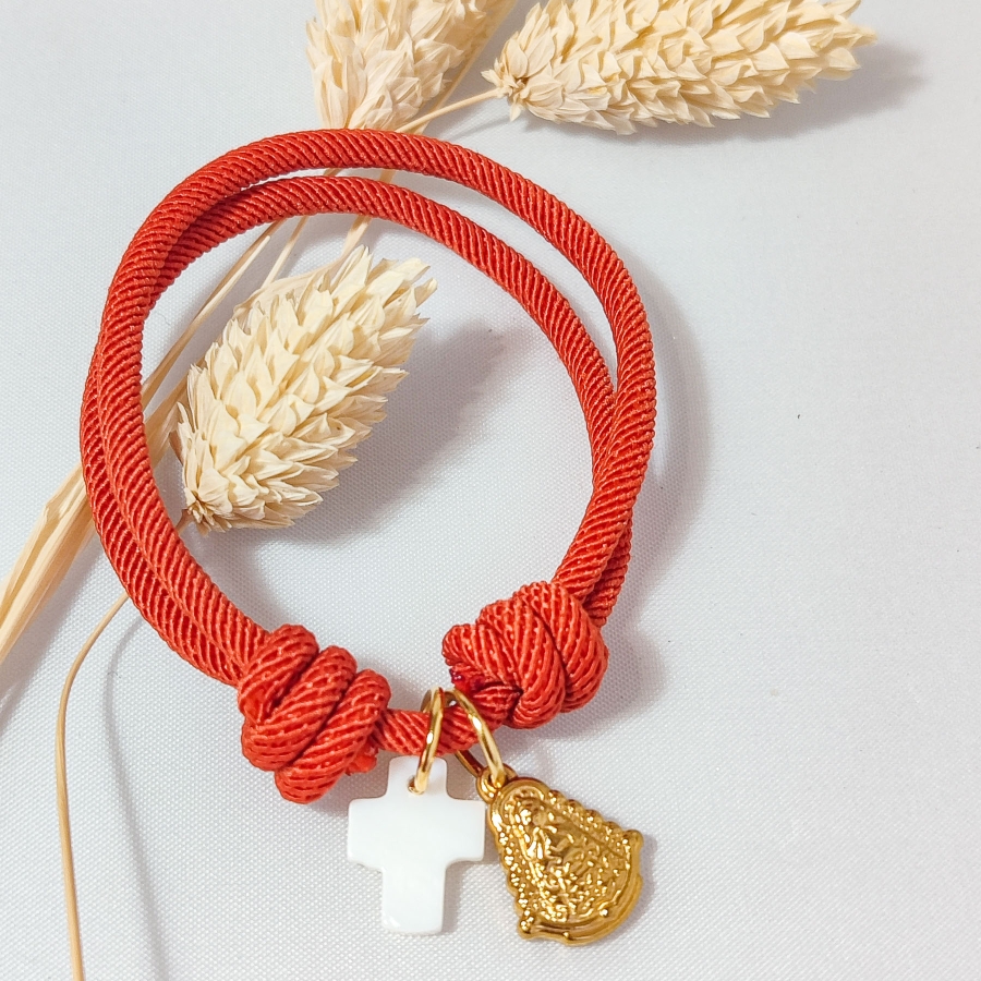 Pulsera de cuerda naranja con cruz de nácar y Virgen del Rocío de acero