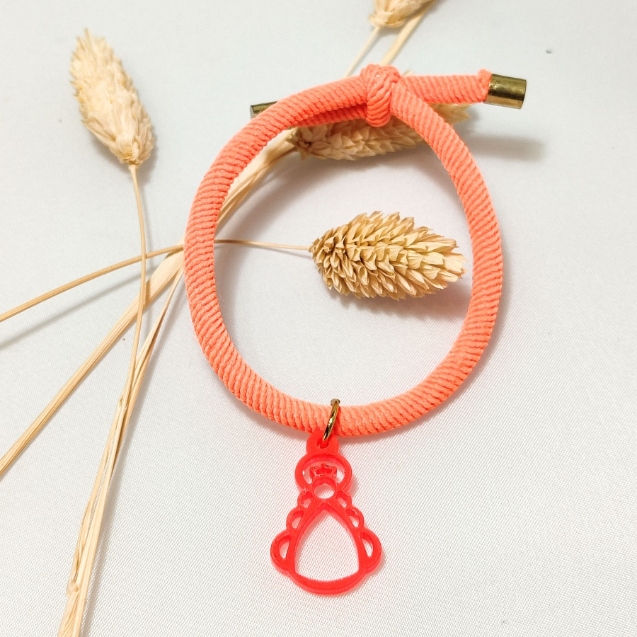 Pulsera de cuerda elástica naranja fluor y Virgen del Rocío de acetato