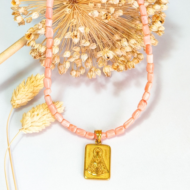 Gargantilla de coral rosado...